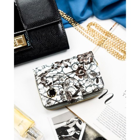 Czarny portfel damski ze skóry naturalnej z systemem RFID, zamykany zatrzaskiem i suwakiem - Peterson