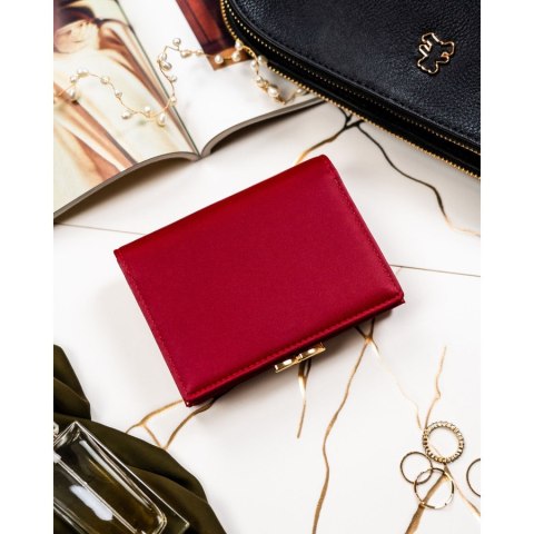 Średniej wielkości, czerwony portfel damski wykonany ze skóry naturalnej i ekologicznej - Peterson