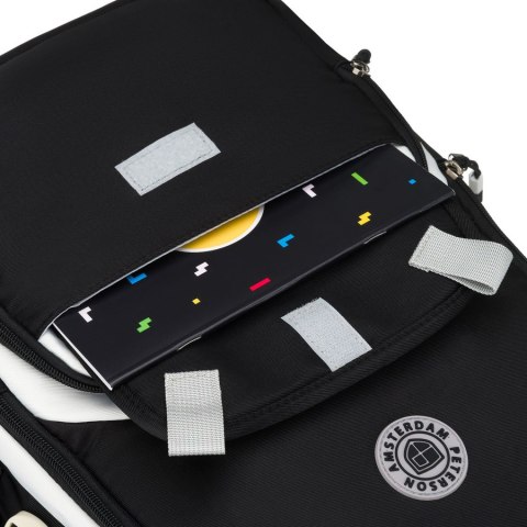 Młodzieżowy plecak szkolny z poliestru w czarnym kolorze z przegrodą na laptopa, odporny na wilgoć - Peterson