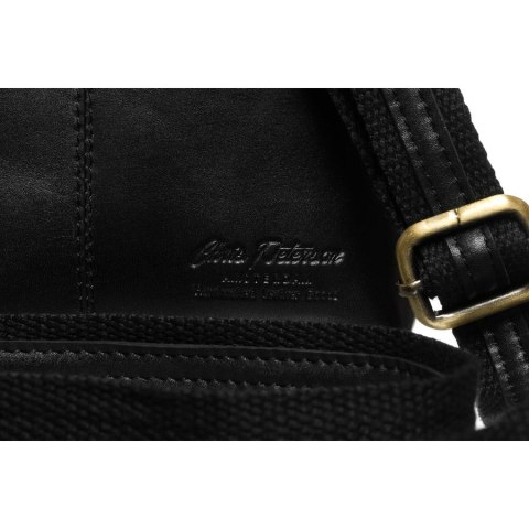 Męska listonoszka ze skóry naturalnej w czarnym kolorze, jednokomorowa i zamykana suwakiem - Peterson