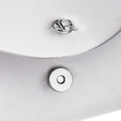 Elegancka kopertówka damska w srebrnym kolorze wykonana z tkaniny syntetycznej i zamykana klipsem magnetycznym - Rovicky